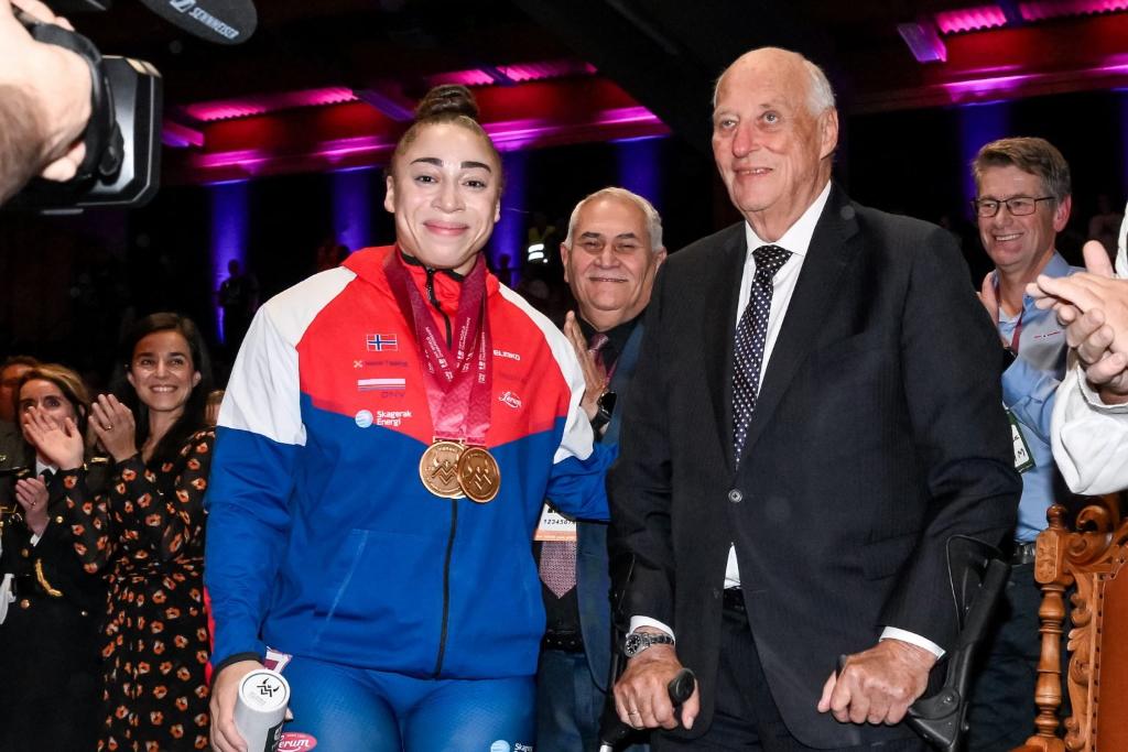 军主场加冕 军主场加冕